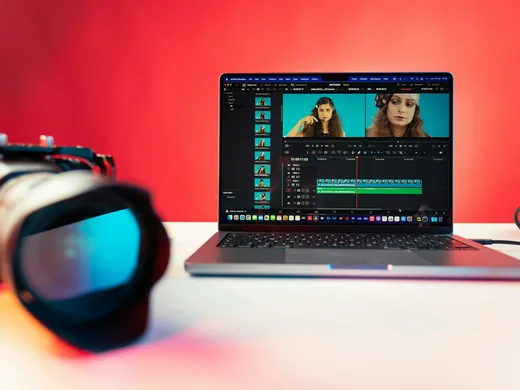 Laptop z otwartym programem do montażu wideo